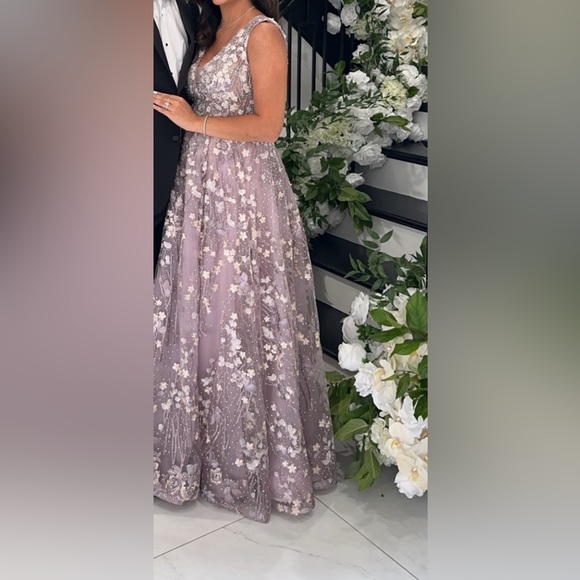 Mac Duggal Floral Embroidered V-Neck Gown Lilac Size 4 - Picture 4 of 5